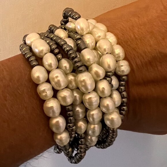 Handcrafted / Artisan Mother of Pearl & Silver Beaded Stretch Bracelet - Picture 1 of 2
